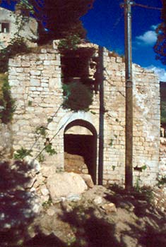 Trevi, antica chiesa di S. Costanzo parzialmente liberata (1997)
