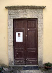 Trevi - Chiesa di Picciche - Portale laterale (C 2395)