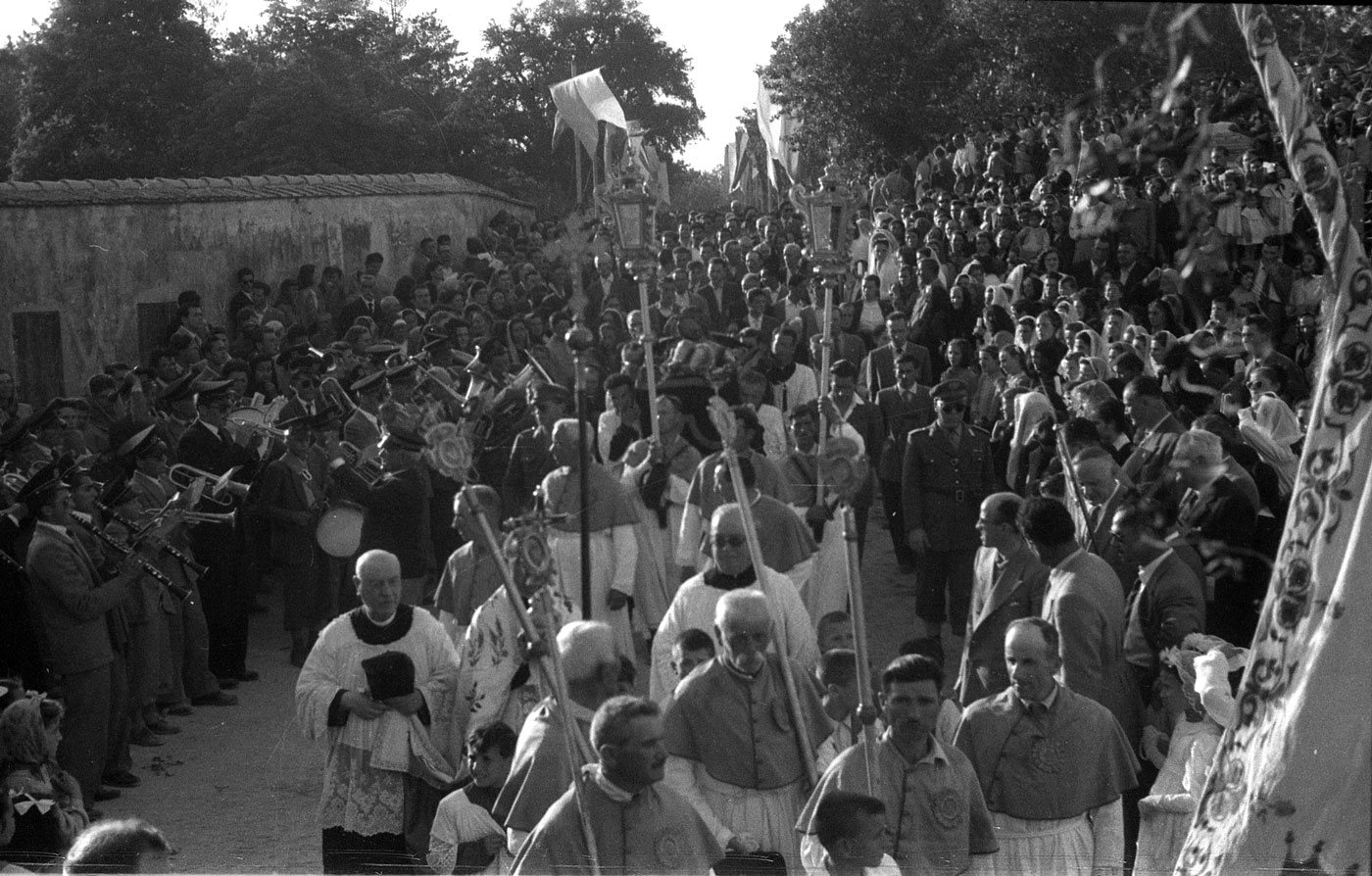 "Trevi, Bovara. Processione del SS.mo Crocefisso. Foto Giuliani, 1950