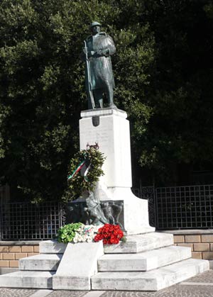 Trevi - Piazza Garibaldi - Monumento ai Caduti in guerra