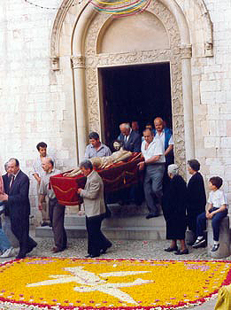 Trevi, Bovara. Processione del SS.mo Crocefisso. 1990