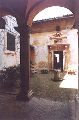 Trevi, casa Centamori. Atrio